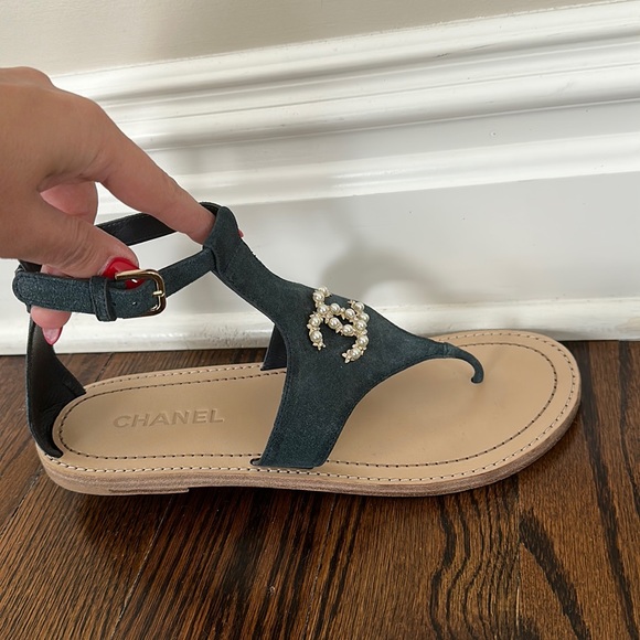 Chanel Navy Suede Thongs With Pearl Interlocking CC Size 40 - Picture 6 of 14